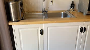 Kahden hengen tavanomainen huone, patio, näköala puutarhaan | Yksityinen keittiö