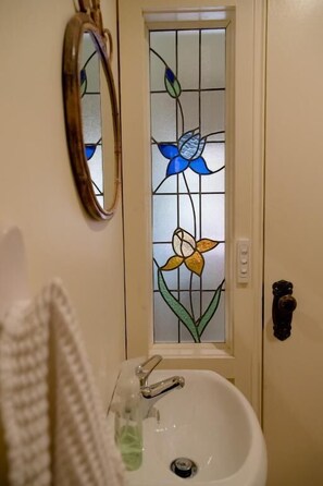Traditional Double Room, Patio, Garden View | Bathroom - Pierrepoint Wines & Accommodation (Hamilton)