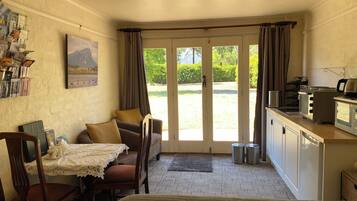 Kahden hengen tavanomainen huone, patio, näköala puutarhaan | Sisätilat