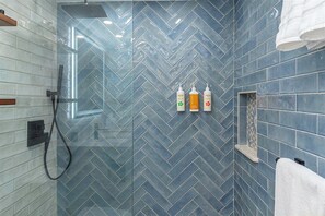 Dusche, Haartrockner, Handtücher, Seife