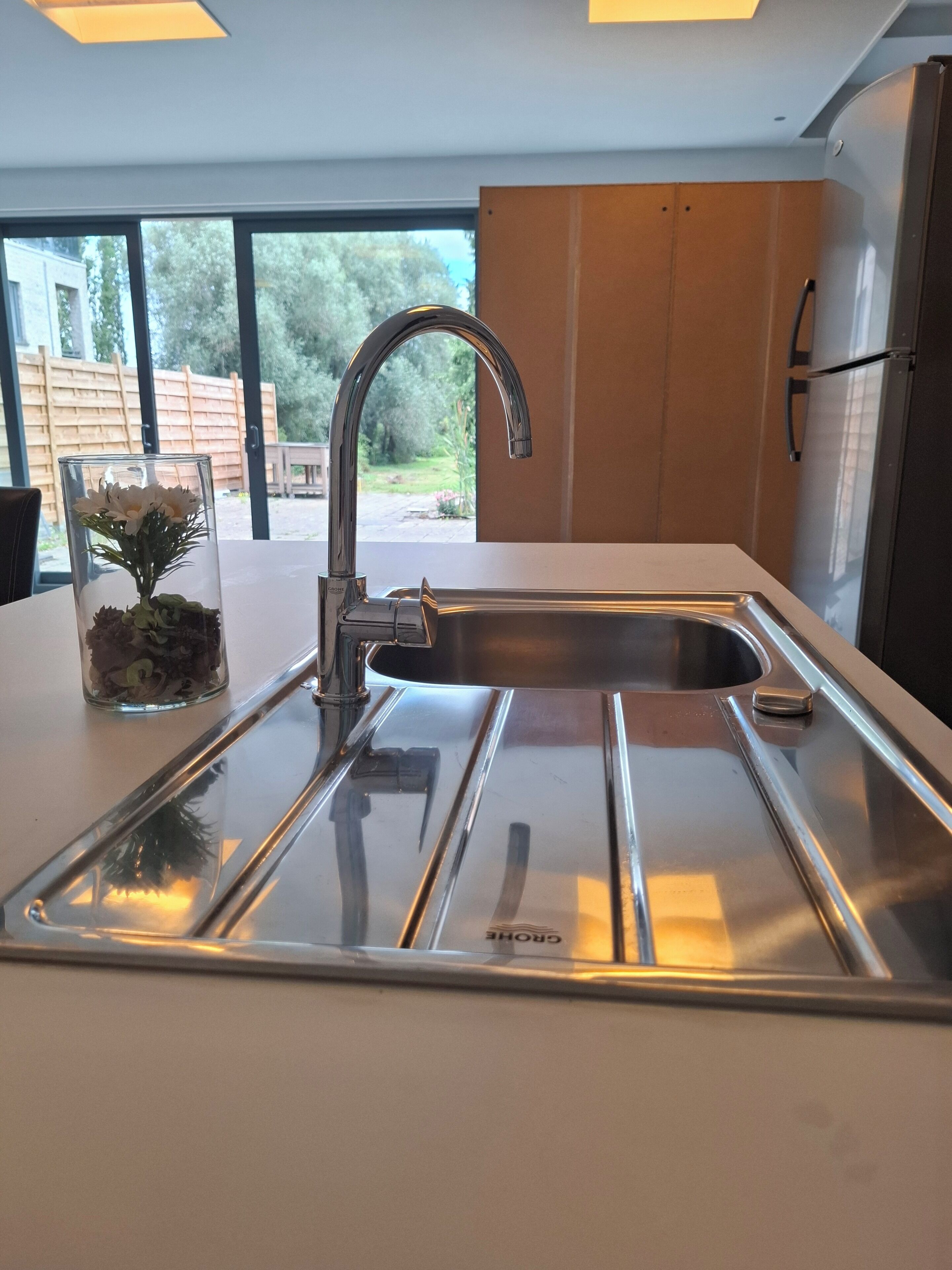 Een magnetron, een oven, een vaatwasser