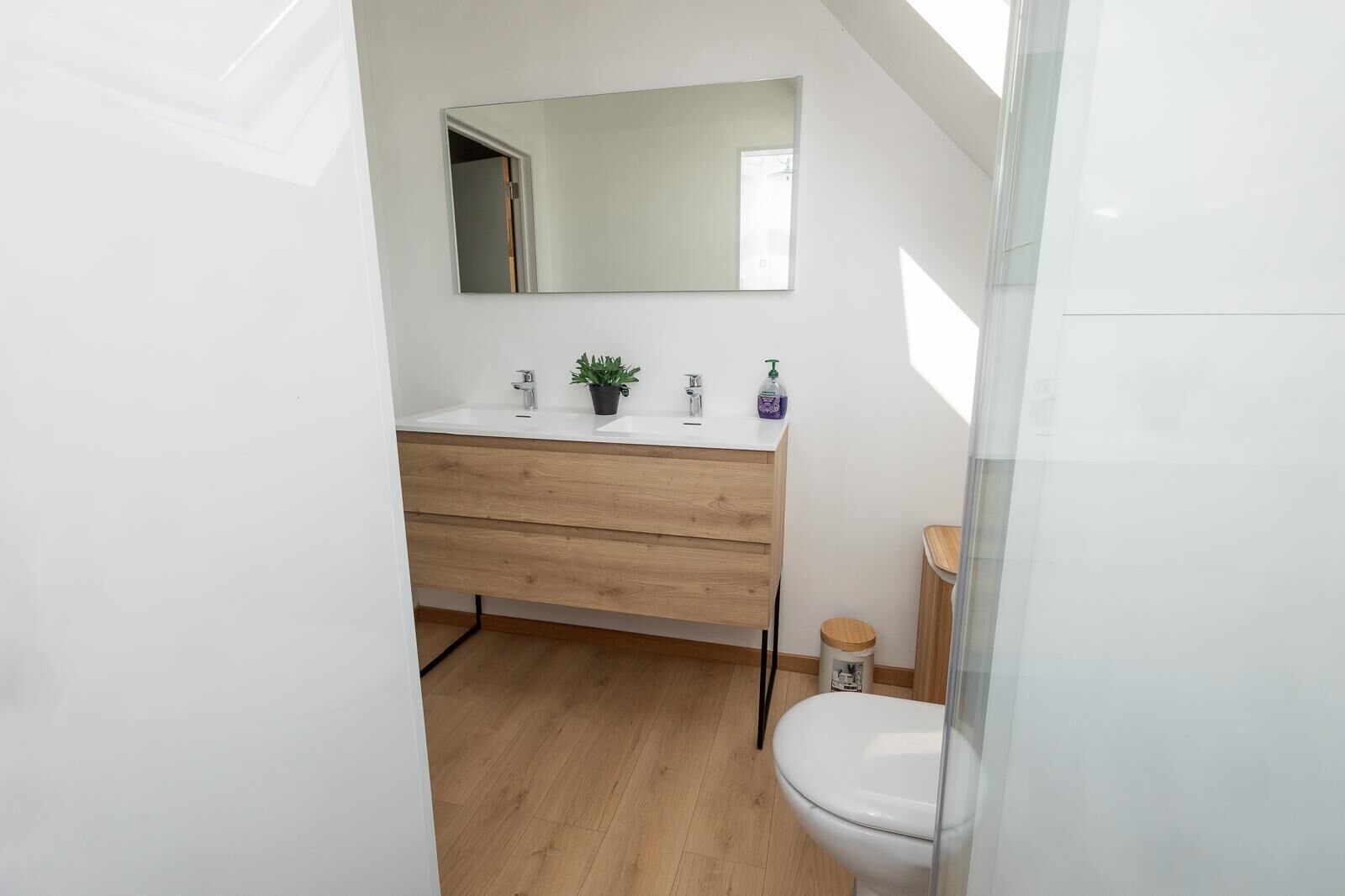 Een douche, een haardroger, handdoeken, zeep