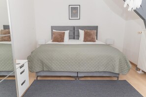 2 bedrooms, iron/ironing board, internet, bed sheets