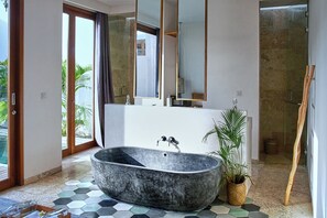 Villa luxueuse, 1 chambre | Salle de bain | Baignoire et douche séparées, séchoir à cheveux