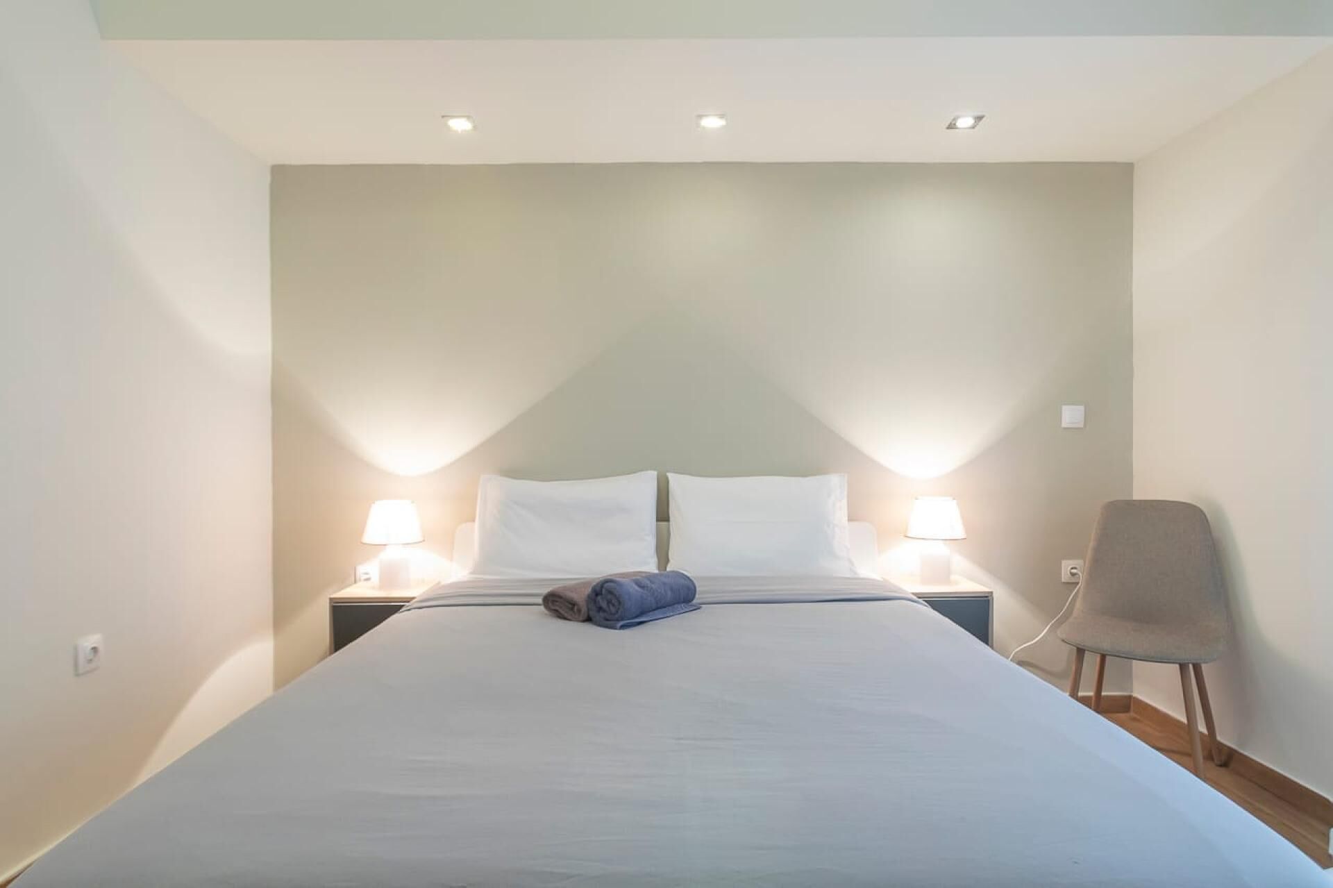 4 slaapkamers, een strijkplank/strijkijzer, reisbedje, gratis wifi