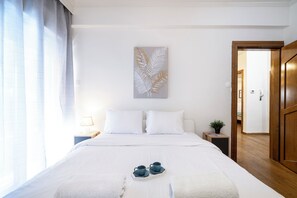 4 chambres, fer et planche à repasser, lit de bébé portatif