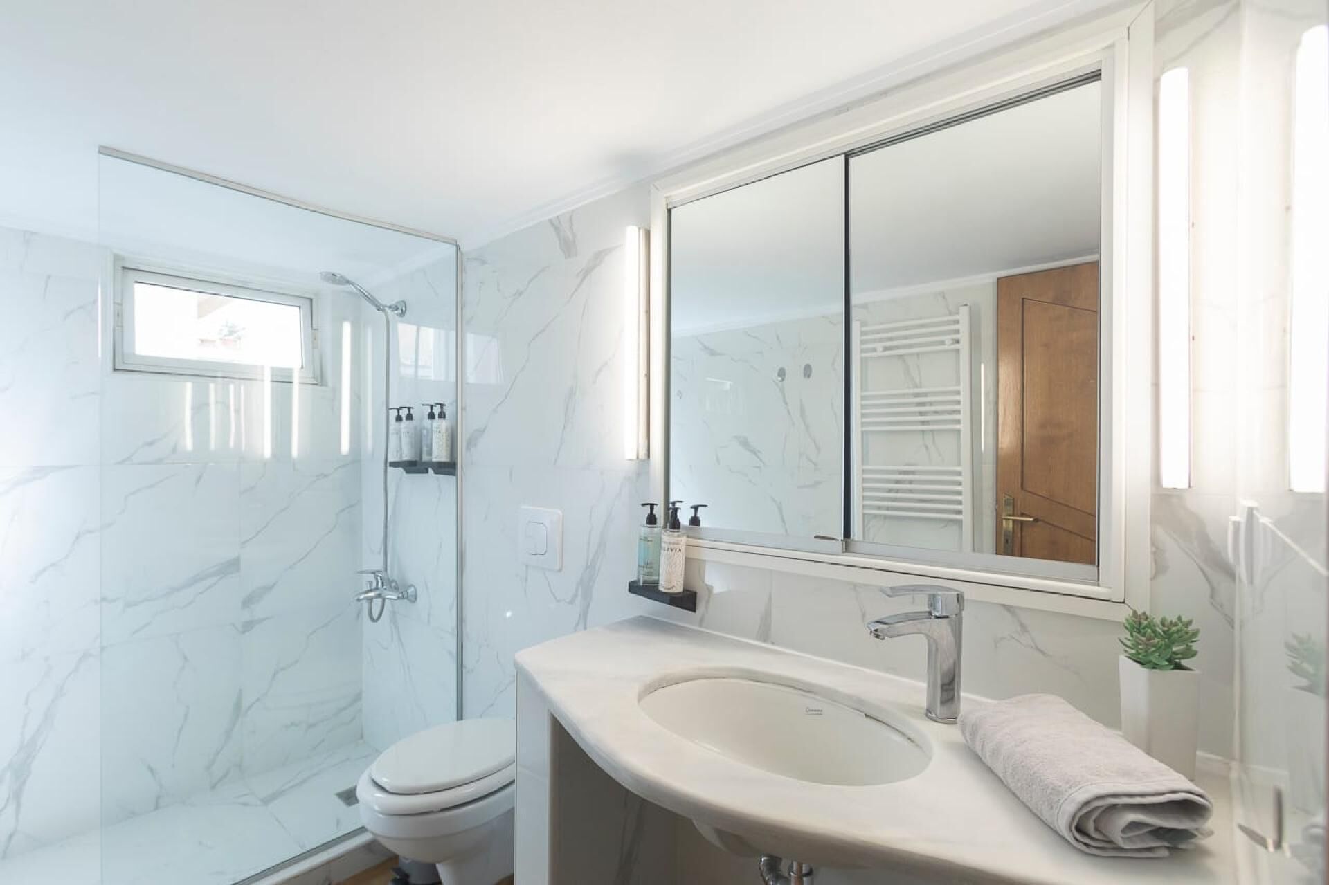 Sèche-cheveux, serviettes fournies