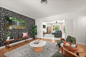 Smart TV, books - Stylish Home Near Stadium | Hot Tub, BBQ, Fire Pit (Baton Rouge)