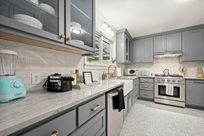 Fridge, microwave, oven, dishwasher - Stylish Home Near Stadium | Hot Tub, BBQ, Fire Pit (Baton Rouge)