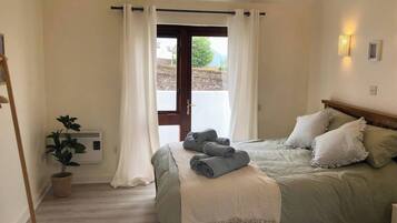 3 bedrooms, iron/ironing board, internet, bed sheets