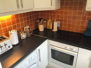 Fridge, oven, stovetop, dishwasher