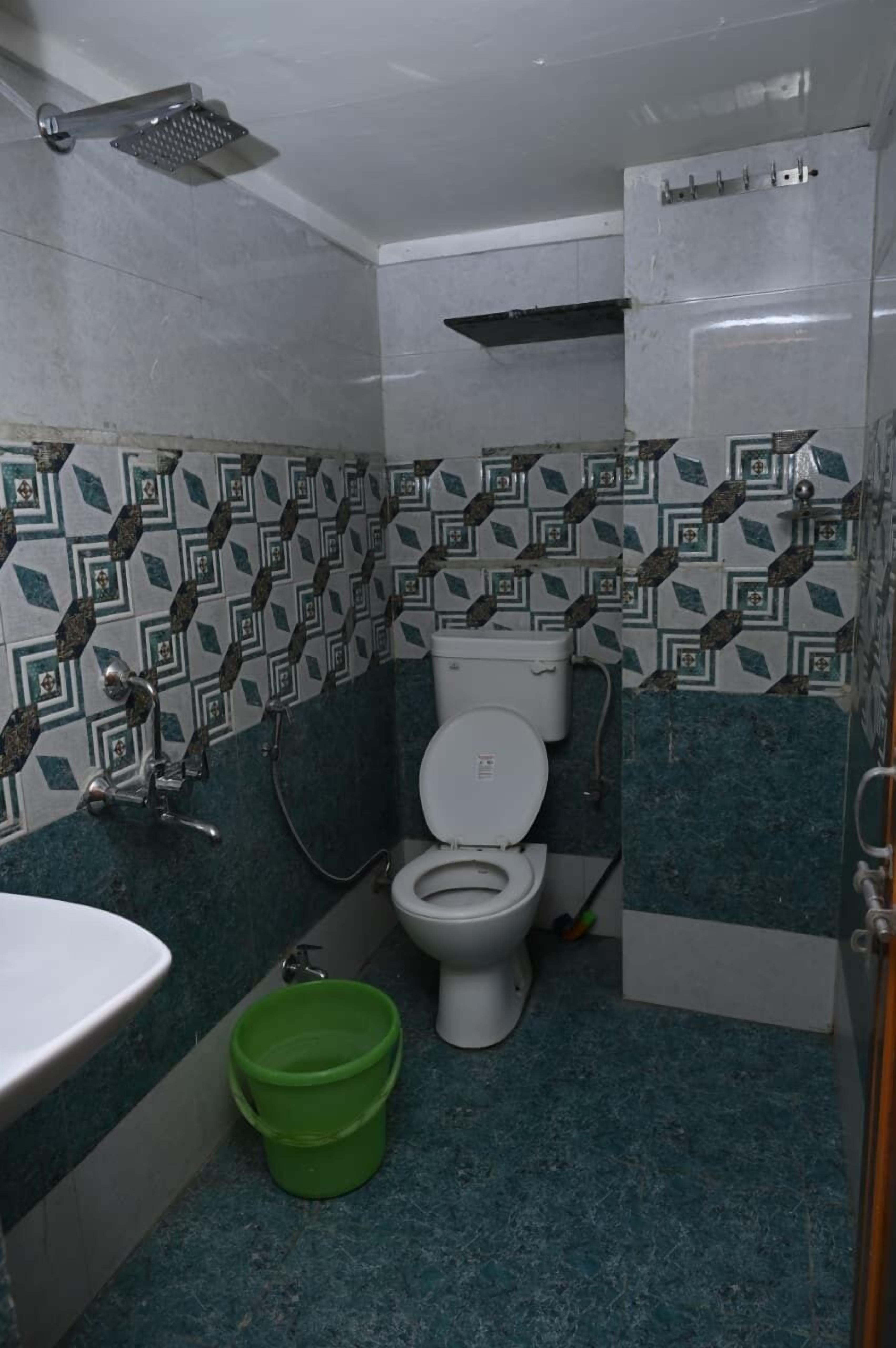 Ein kleines Badezimmer mit Toilette, Dusche und Waschbecken.