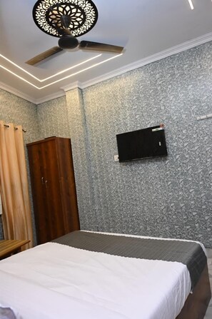 Rollaway beds, free WiFi, bed sheets