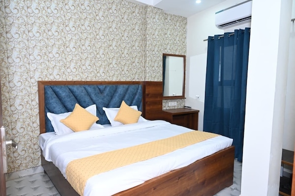 Deluxe Double Room | Rollaway beds, free WiFi, bed sheets