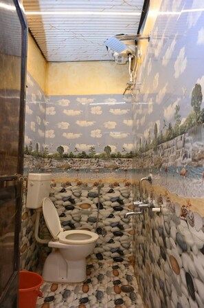 Luxury Room | Bathroom | Shower