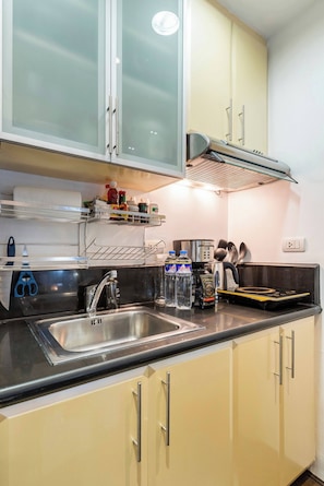 Refrigerador, microondas, placa de cocina, cafetera/tetera