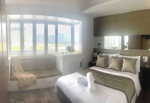 1 bedroom, iron/ironing board, Internet, bed sheets - Luxurious Studio in McKinley Hill with City View (Taguig)