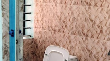 Regadera, toallas, jabón, papel de baño