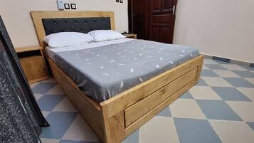 3 bedrooms, iron/ironing board, internet, bed sheets