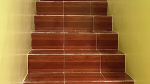 Un escalier avec des marches en bois et des murs jaunes.