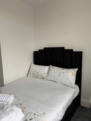 Peaceful Luton Apartment Close to Airport & Amenities