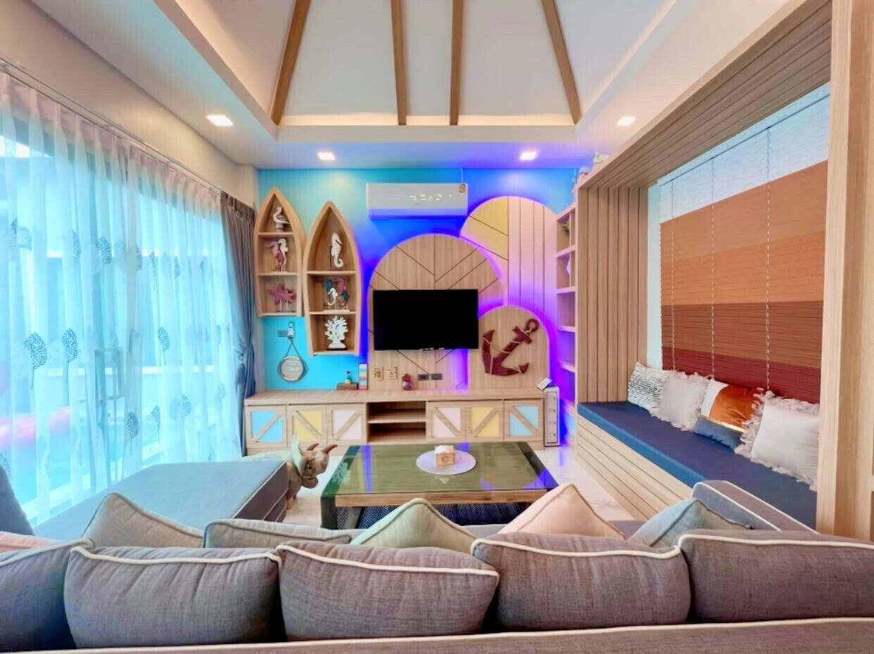 Villa de diseñador, 3 habitaciones, balcón | Área de sala de estar | Televisión de 30 pulgadas con canales por cable 