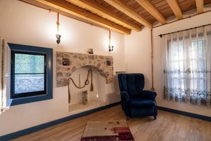 Comfort Room, Corner | Living area