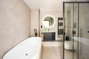 ヘアドライヤー、タオル、石鹸、トイレットペーパー