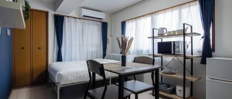 1 dormitori, planxa i posts de planxar, wifi i roba de llit