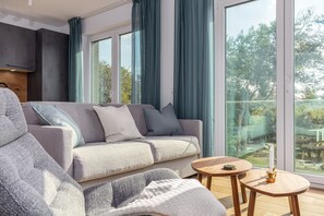 Téléviseur, livres, chaîne audio