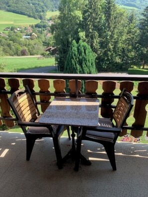 Outdoor dining - Magnificent apartment overlooking the Vallée Verte (Habère-Lullin)