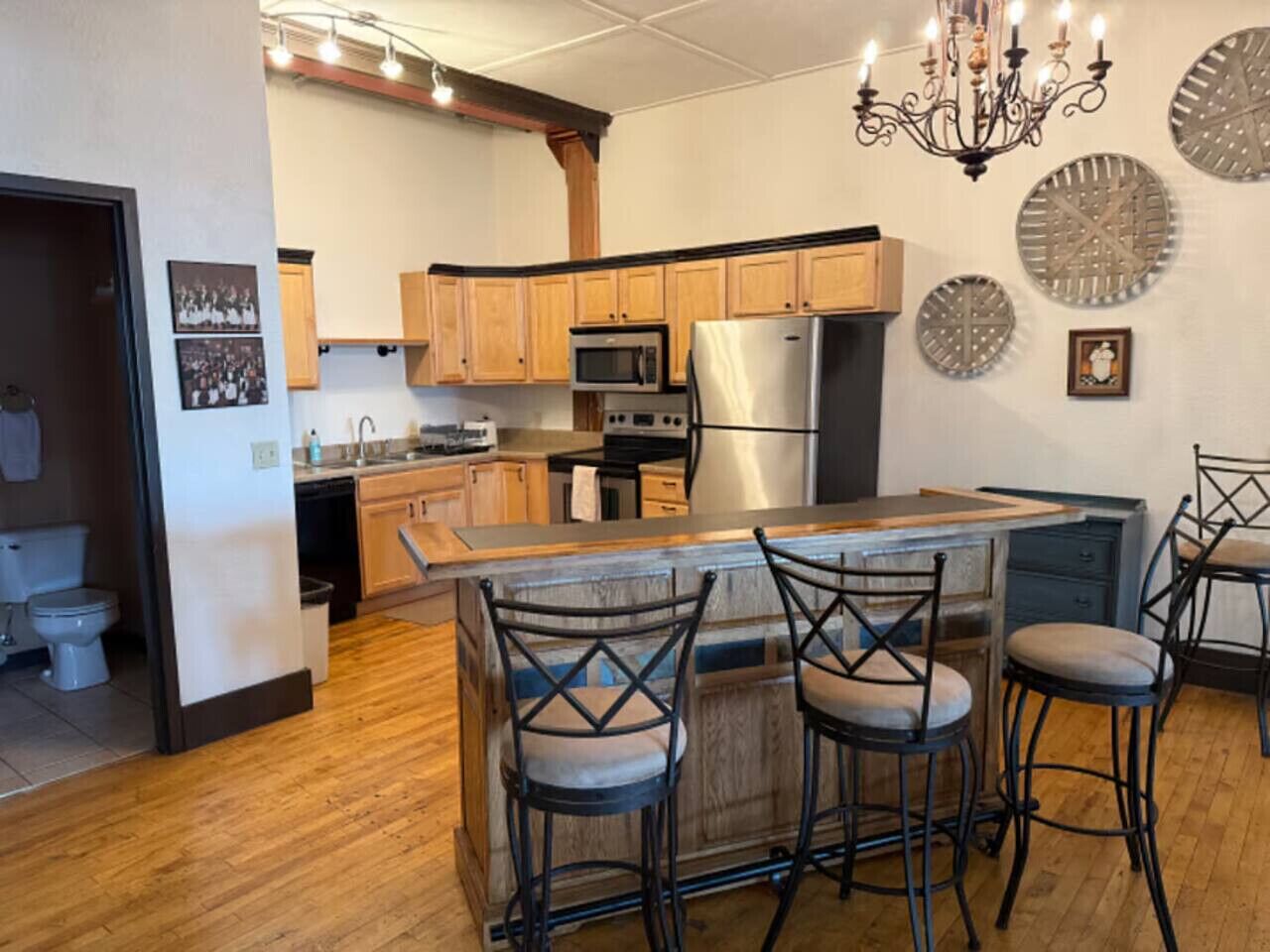 冷蔵庫、電子レンジ、オーブン、コンロ