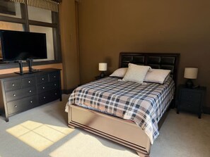 2 bedrooms, desk, WiFi, bed sheets