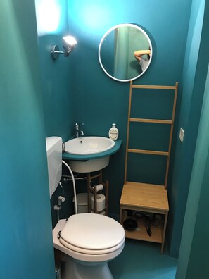 Suihku, hiustenkuivaaja, bidee, pyyhkeet