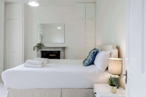 2 habitaciones, escritorio y tabla de planchar con plancha 