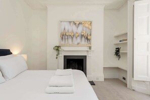 2 bedrooms, desk, iron/ironing board, travel cot - Modern 2 bed flat - Hammersmith Grove (Greater London)