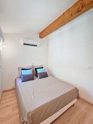 2 bedrooms, iron/ironing board, Internet, bed sheets
