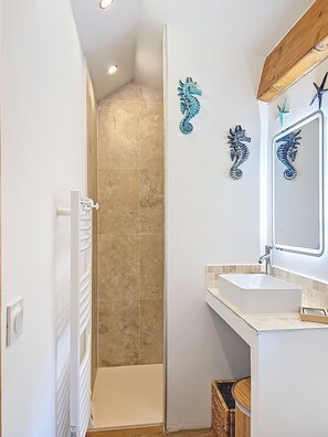 Douche, séchoir à cheveux, serviettes fournies