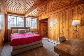 6 bedrooms, desk, iron/ironing board, travel cot