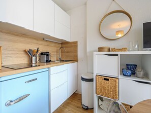 Kjøleskap, ovn og kjøkkenutstyr