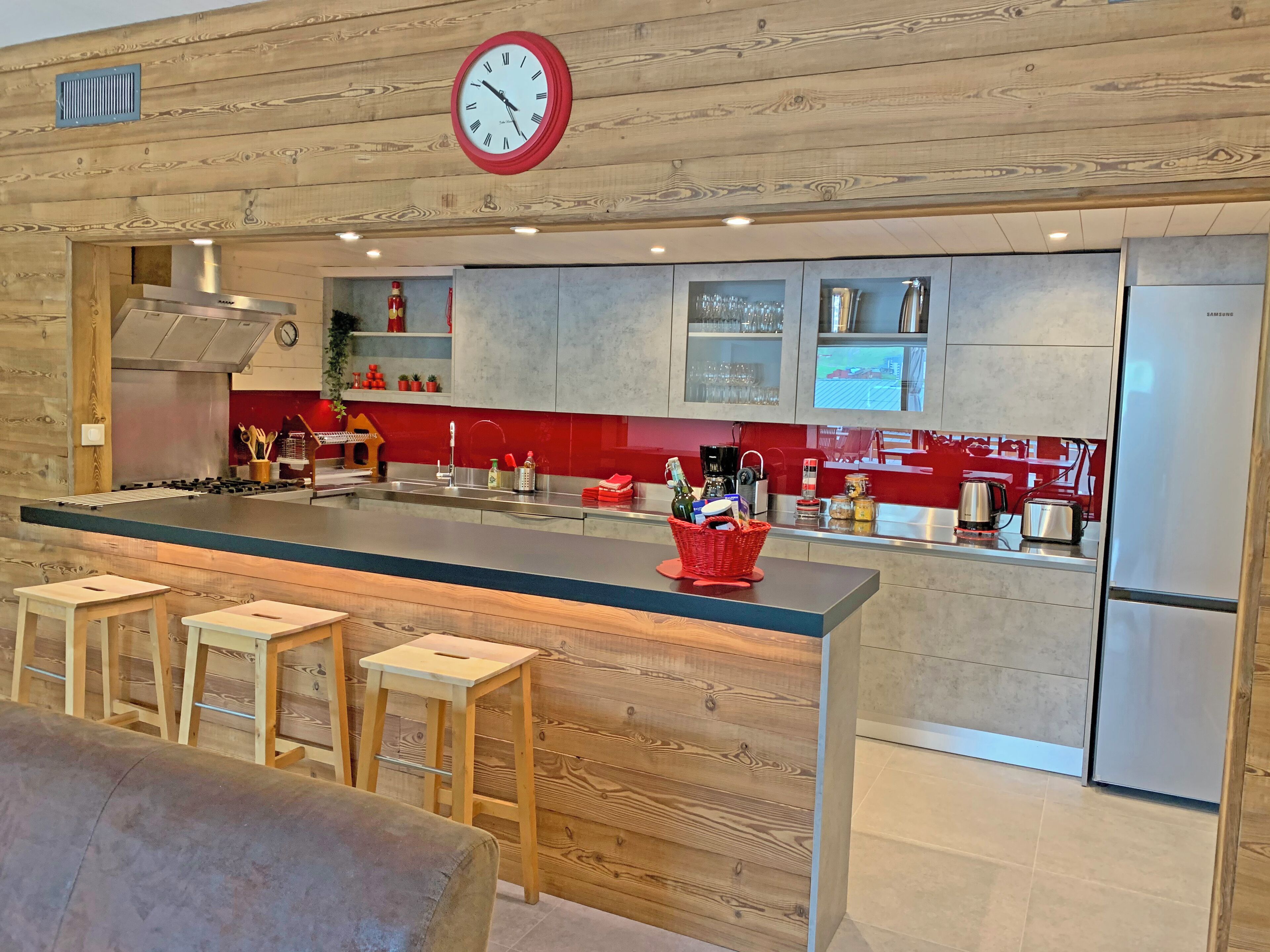 Réfrigérateur, micro-ondes, four, plaque de cuisson