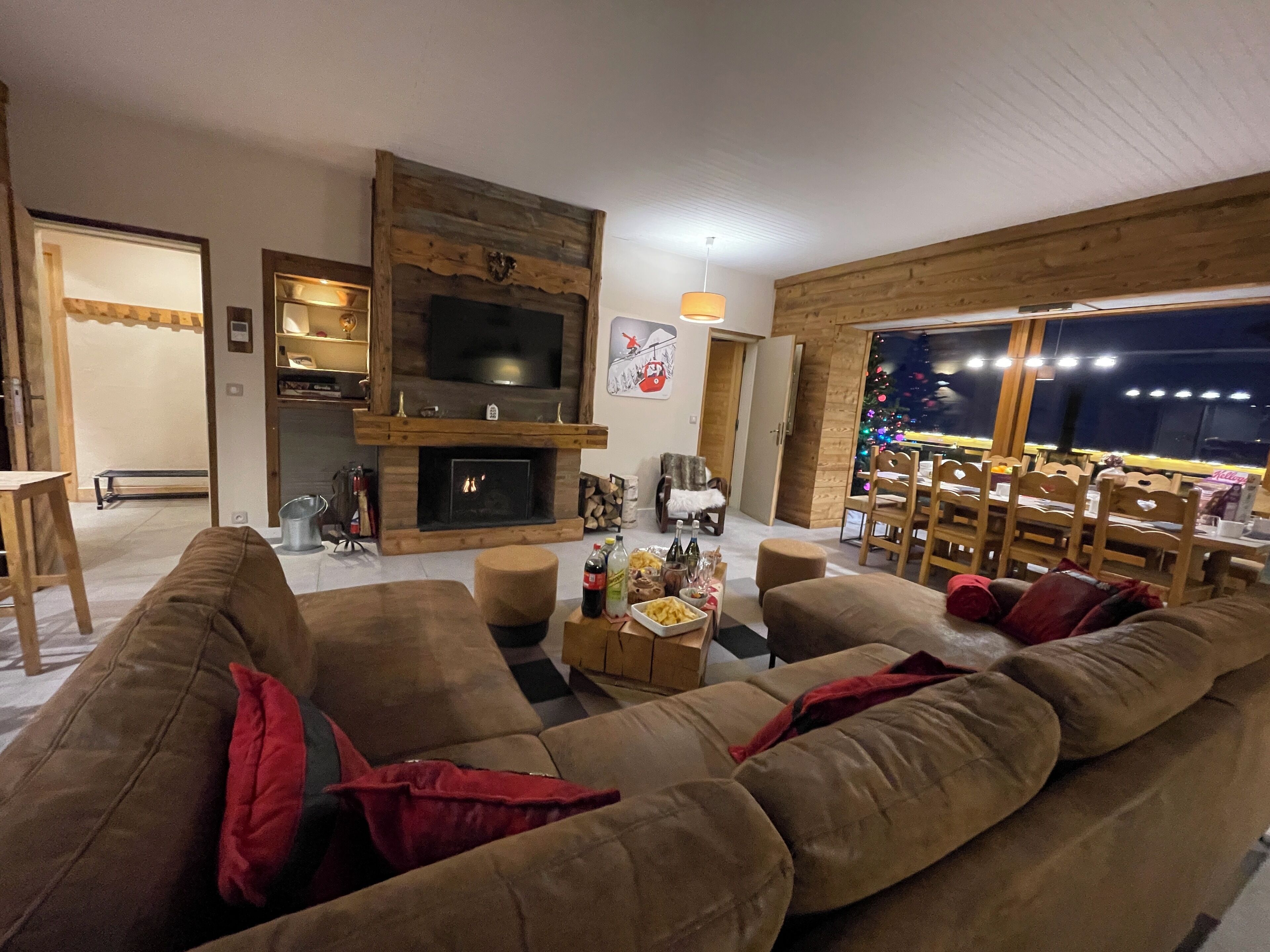 Smart-tv, een open haard, een dvd-speler en een filmbibliotheek