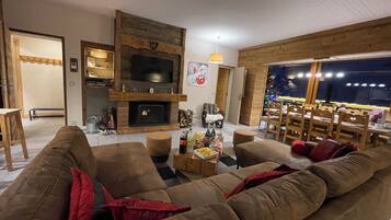 TV connectée, cheminée, lecteur de DVD, vidéothÚque