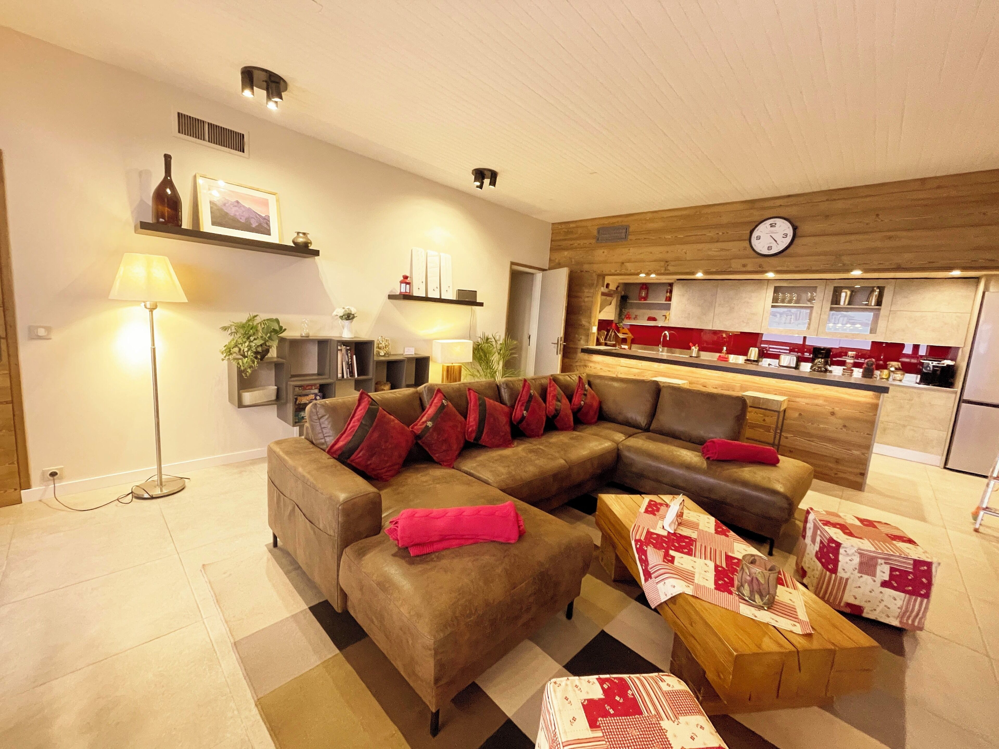 Smart-tv, een open haard, een dvd-speler en een filmbibliotheek