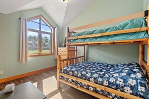 5 bedrooms, iron/ironing board, free WiFi, bed sheets