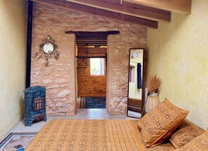 6 bedrooms, iron/ironing board, WiFi, bed sheets