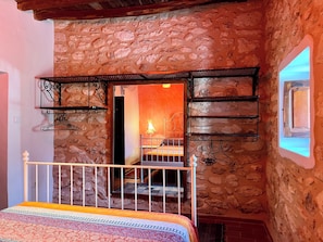 6 bedrooms, iron/ironing board, WiFi, bed sheets