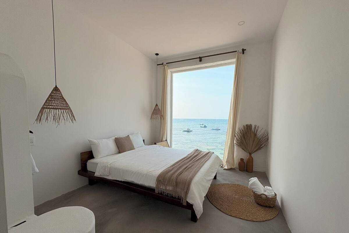 Phòng (Crystal Lagoon) | Minibar với thức ăn, đồ uống miễn phí, bàn 