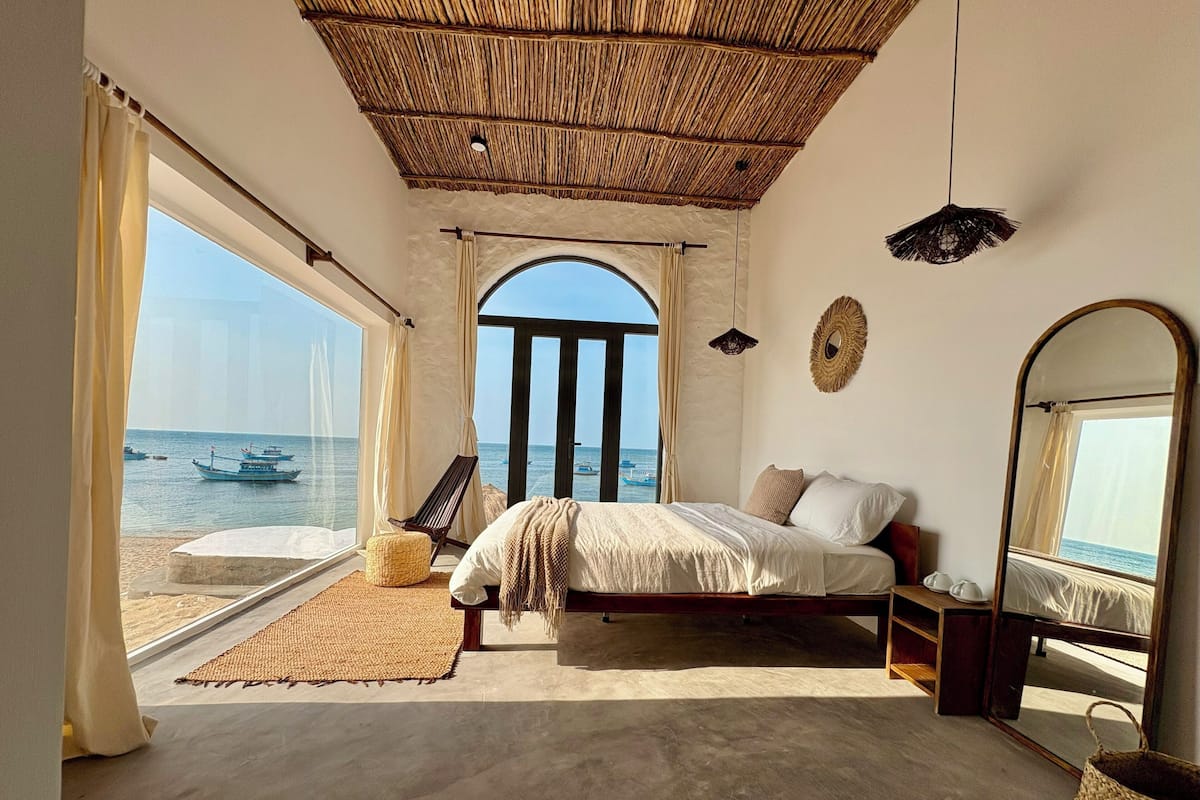 Quarto casal executivo, vista para o mar | Escrivaninha, espaço de trabalho para notebook, quartos à prova de som