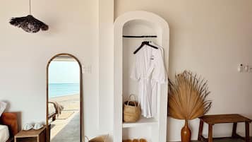 Chambre (Sunset Lagoon) | Mini-bar avec articles gratuits, bureau